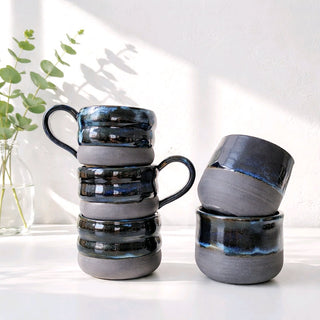 Handgemachte Keramiktasse mit dunkler Glasur – Unikat