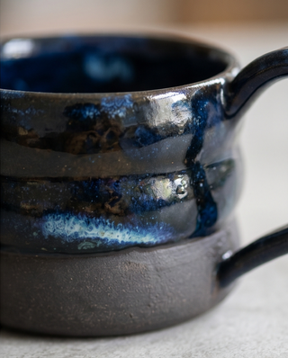 Handgemachte Keramiktasse mit dunkler Glasur – Unikat