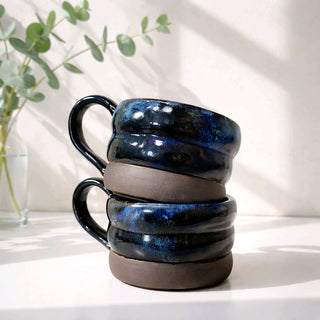 Handgemachte Keramiktasse mit dunkler Glasur – Unikat