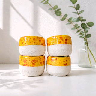 kleine handgemachte Becher in strahlendem Gelb-Orange - Einzelstücke