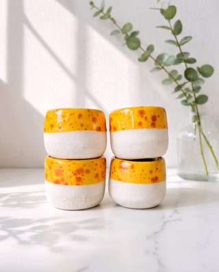 kleine handgemachte Becher in strahlendem Gelb-Orange - Einzelstücke