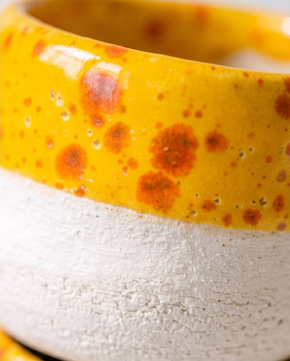 kleine handgemachte Becher in strahlendem Gelb-Orange - Einzelstücke
