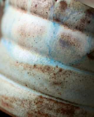 Handgemachte Keramiktasse in Aqua- und Naturtönen – einzeln erhältlich