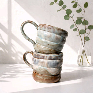Handgemachte Keramiktasse in Aqua- und Naturtönen – einzeln erhältlich