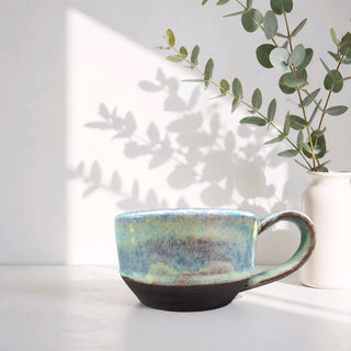 Handgefertigte Keramiktasse in Natur und Aquatönen