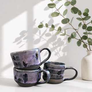 Handgefertigte Keramiktasse in Violett- und Anthrazittönen