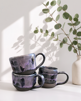 Handgefertigte Keramiktasse in Violett- und Anthrazittönen