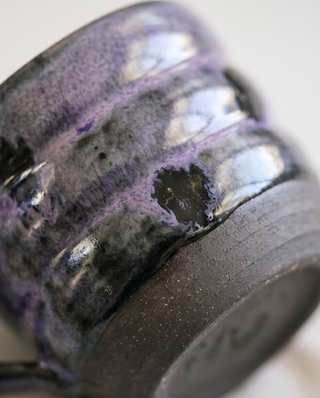 Handgefertigte Keramiktasse in Violett- und Anthrazittönen