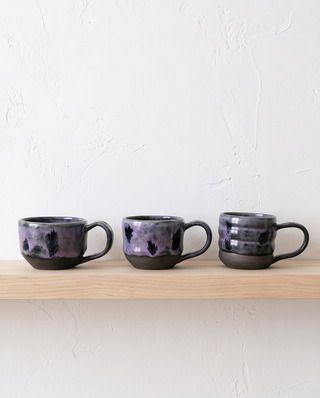 Handgefertigte Keramiktasse in Violett- und Anthrazittönen