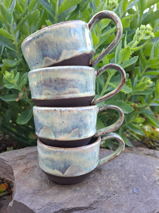 Handgefertigte Keramiktasse in Natur und Aquatönen