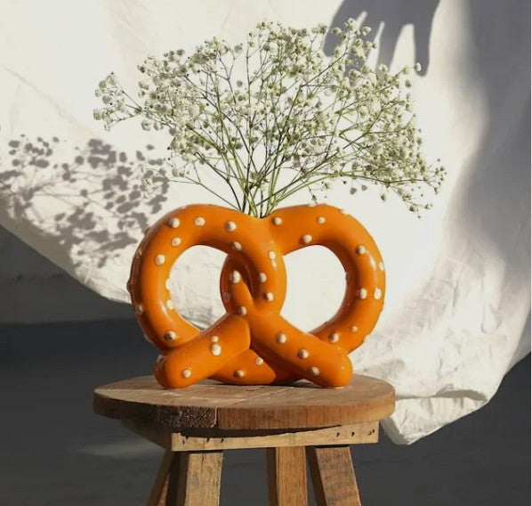 Brezelvase – Keramikvase im Brezel-Design von Fluid Market