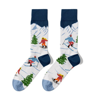 Weihnachtssocken Ski von Billy Brown, Paar mit Skifahrern, Tannen und Bergen, Bündchen dunkelblau