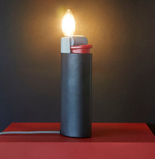 Tischleuchte im originellen Feuerzeug-Design