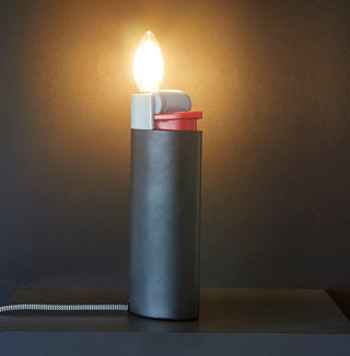 Tischleuchte im originellen Feuerzeug-Design